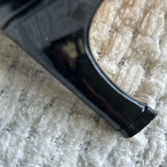 Delman  S9 scrappy patent leather  black sandal w/med heel Simple but elegant - Picture 4 of 9